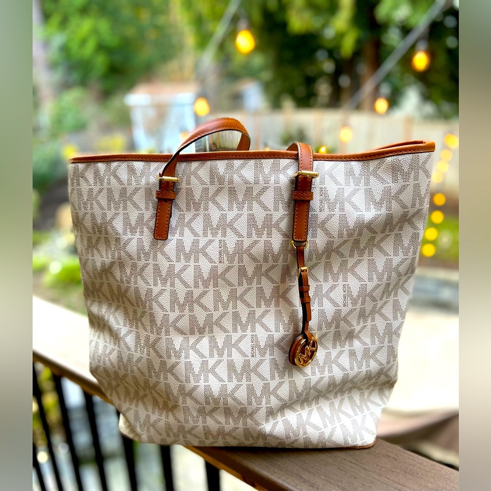 Michael Kors Vanilla Jet Set Shoulder Bag Multiple Interior Pockets